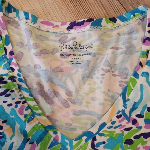 Lilly Pulitzer Etta vneck top Sz S - Picture 2 of 3